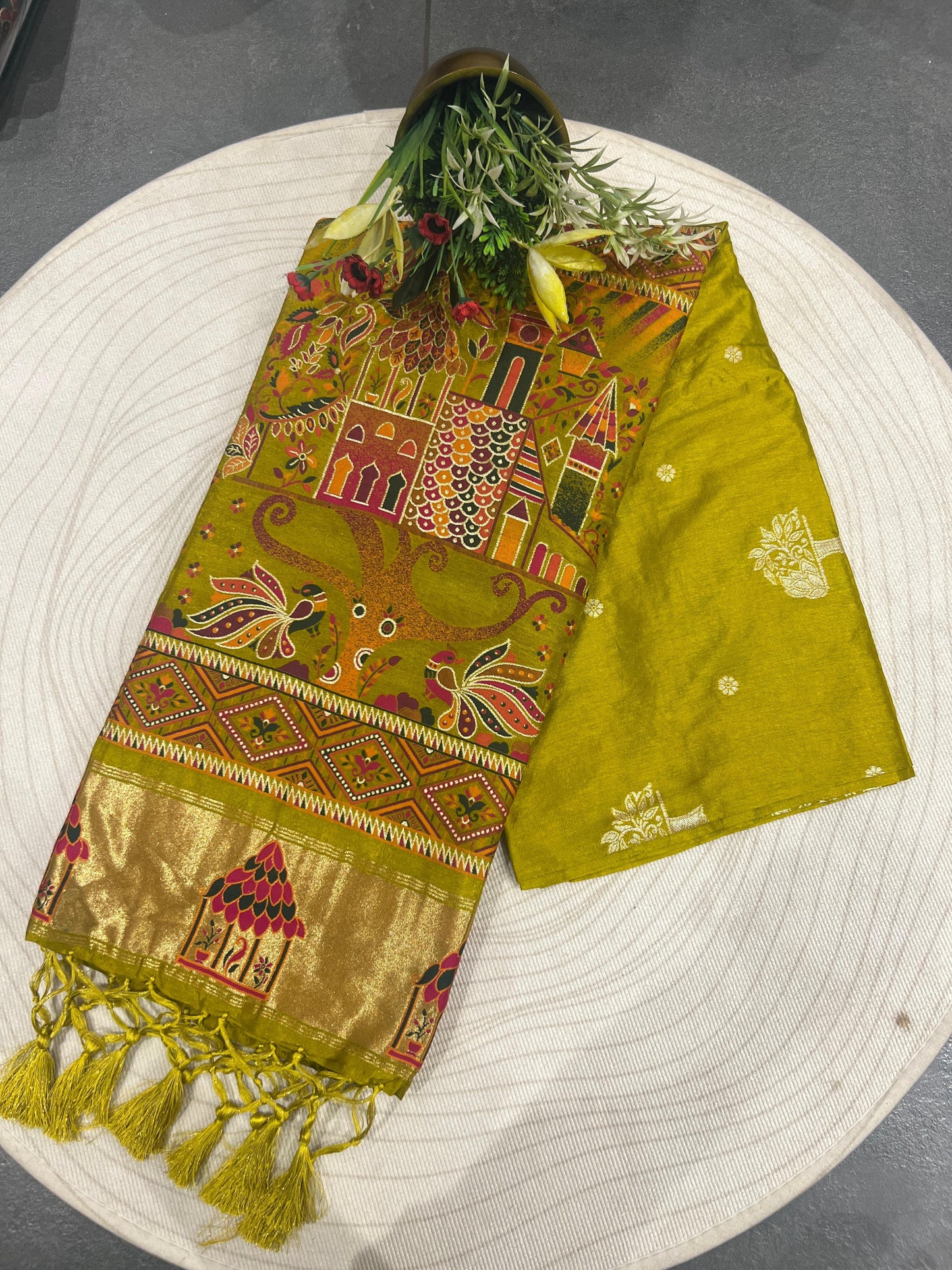 Elegant Traditional Patola Saree β Timeless Beauty at a Great Price πΈβ¨