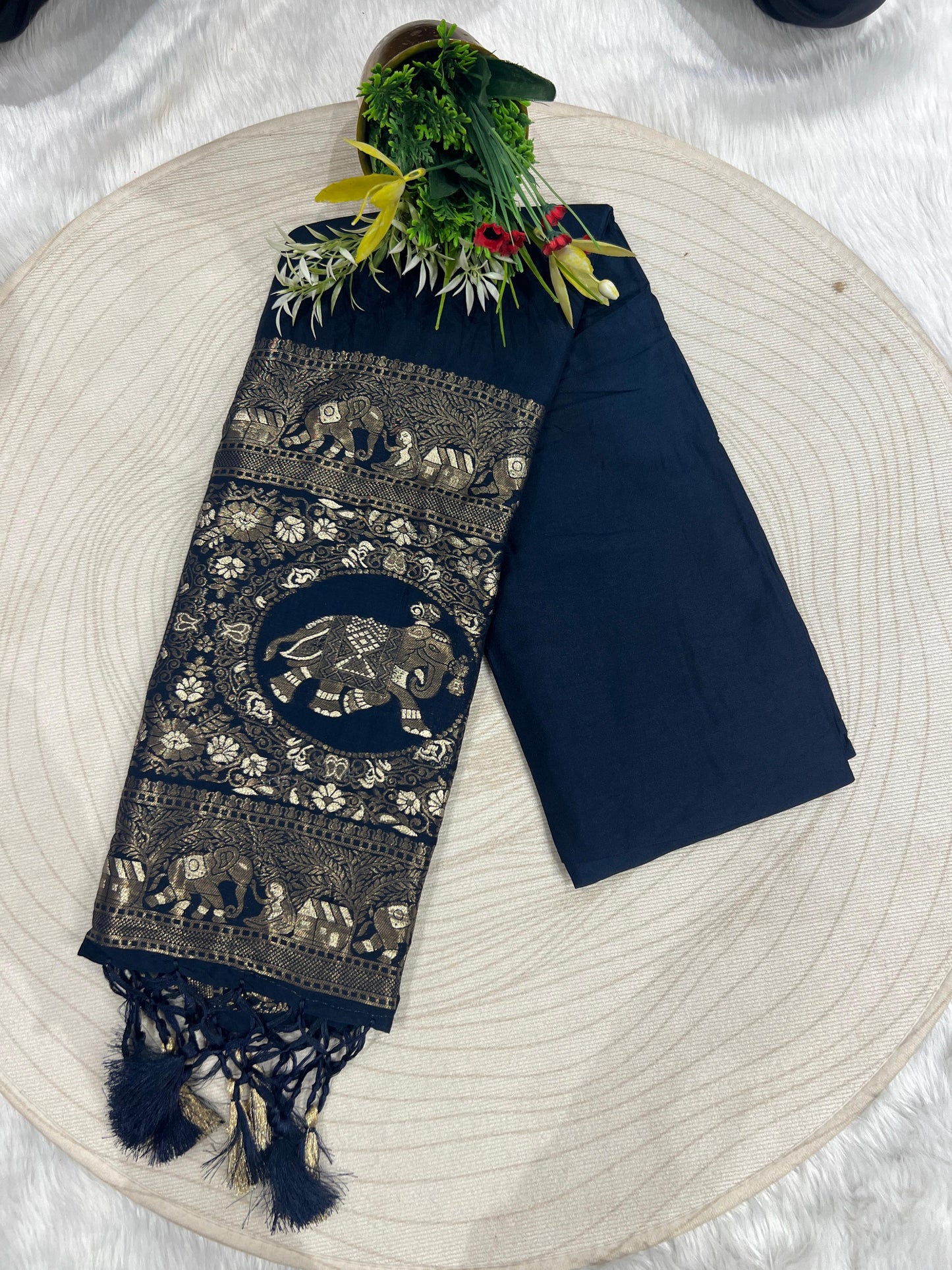 β¨ Gorgeous Soft Silk Saree with Designer Pallu & Shiny Work | Elegant Galaborder with Big Jula Latkan π«