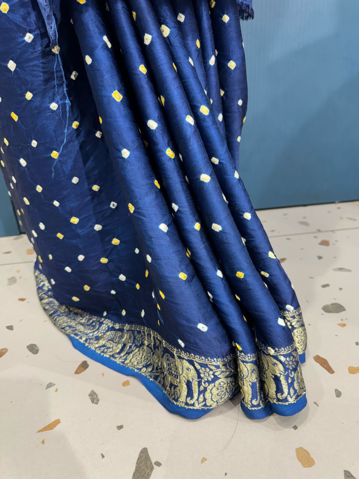 ๐ผ Pure Bandhani Saree with Lagdi Patto ๐ | Nakshi Worked Border | White & Yellow Bandhej Traditional Beauty ๐