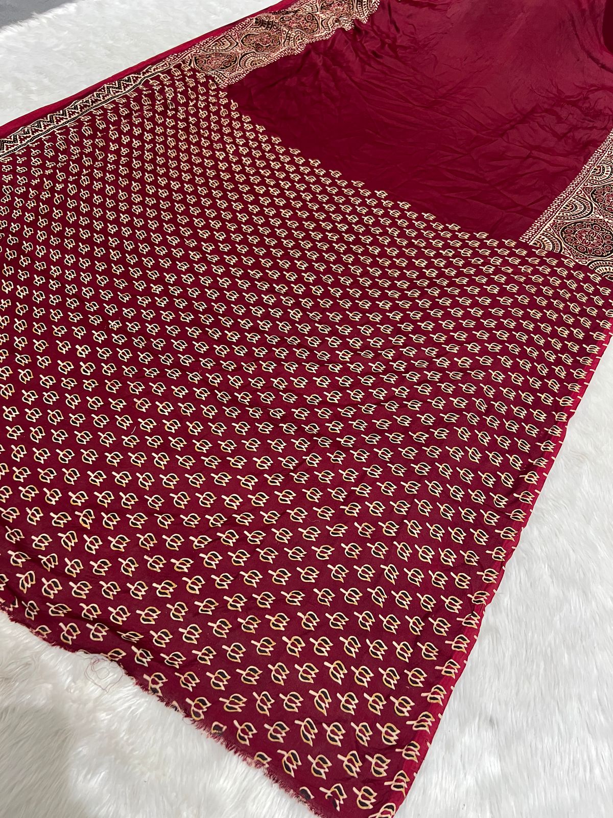 ๐ฟ Maroon Ajrakh Print Saree with Floral Touch ๐ธ | Lagdi Patto in Pallu โจ | Elegant Gala Border ๐ | Handcrafted Gujarati Weave ๐ฎ๐ณ