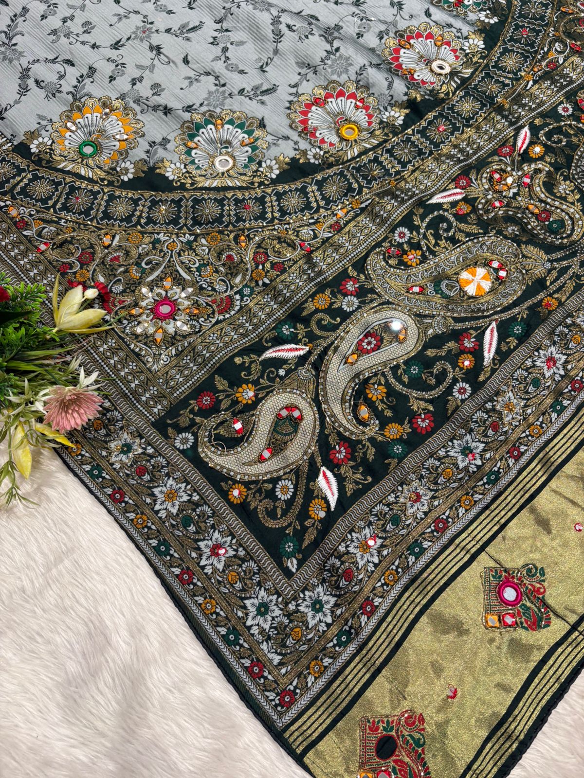 Elegant Saree with Heavy Pallu Work, Lagdi Patta, Latkan, Dhaga & Mirror Work β¨πΈ