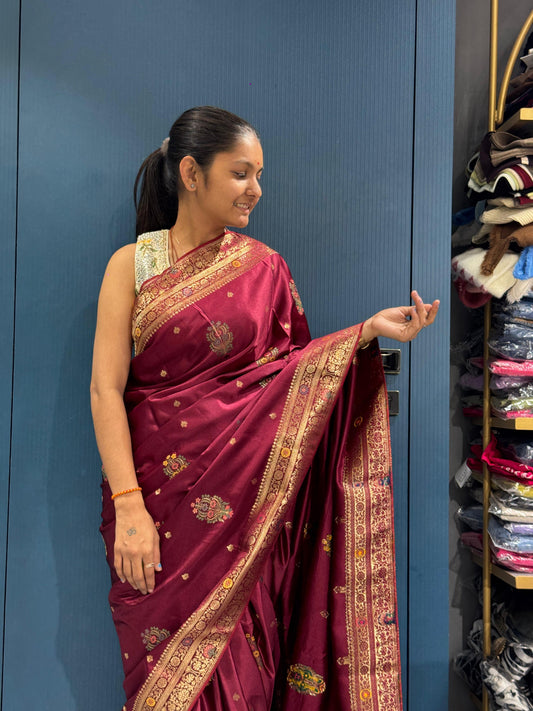 👑 Classic Silk Saree with Designer Pallu ✨ | Embroidered Border & Latkan Detailing 💫 | Timeless Elegance