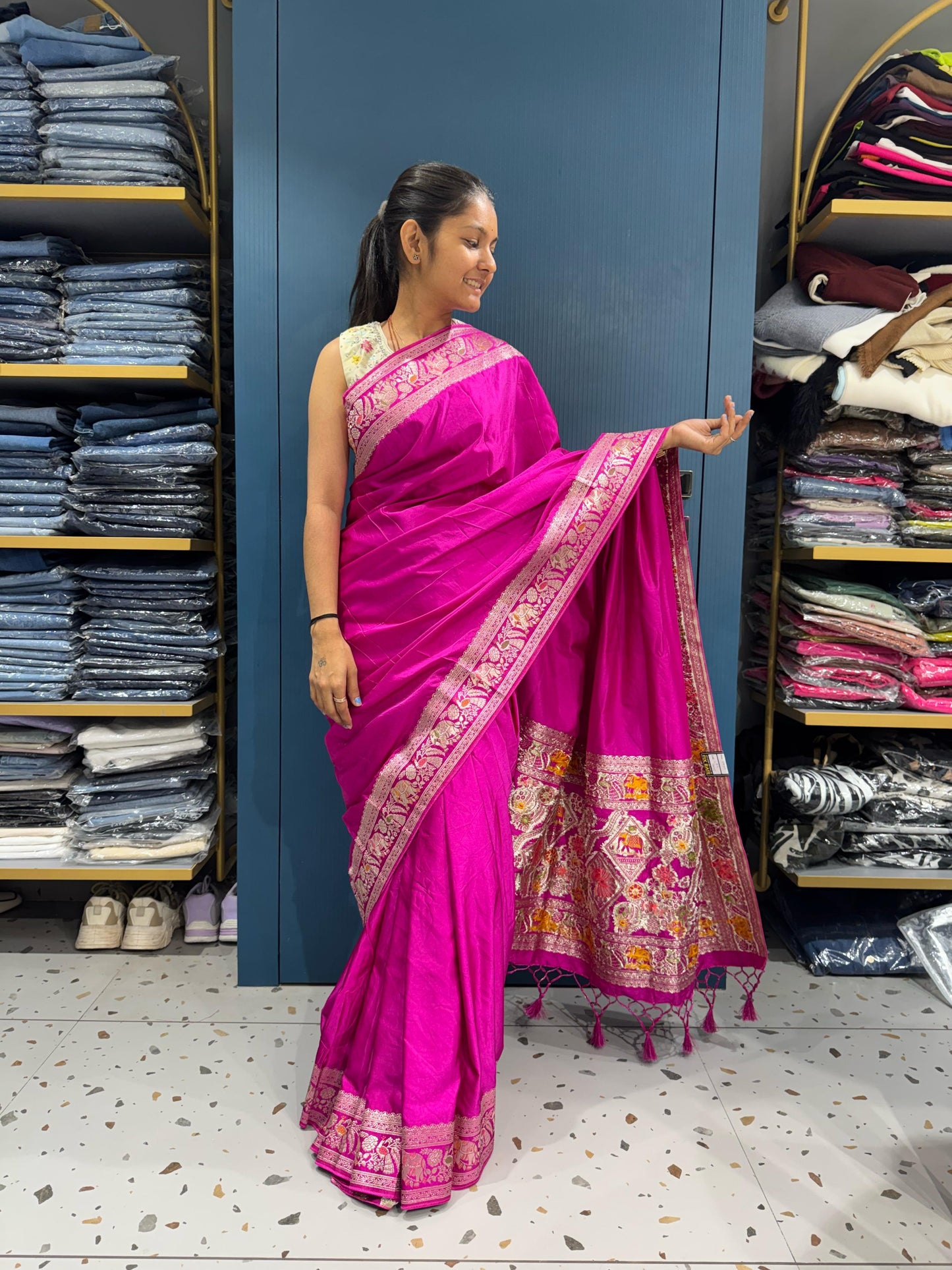 👑 Classic Silk Saree with Designer Pallu ✨ | Embroidered Border & Latkan Detailing 💫 | Timeless Elegance