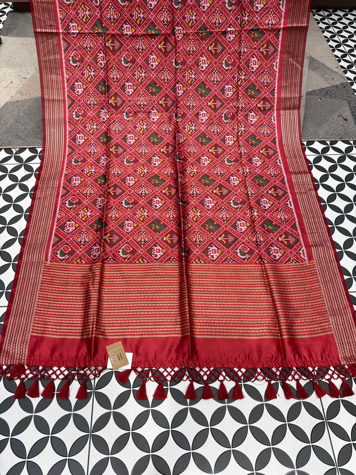Traditional Patola Silk Saree with Golden Zari – Handwoven Double Ikat