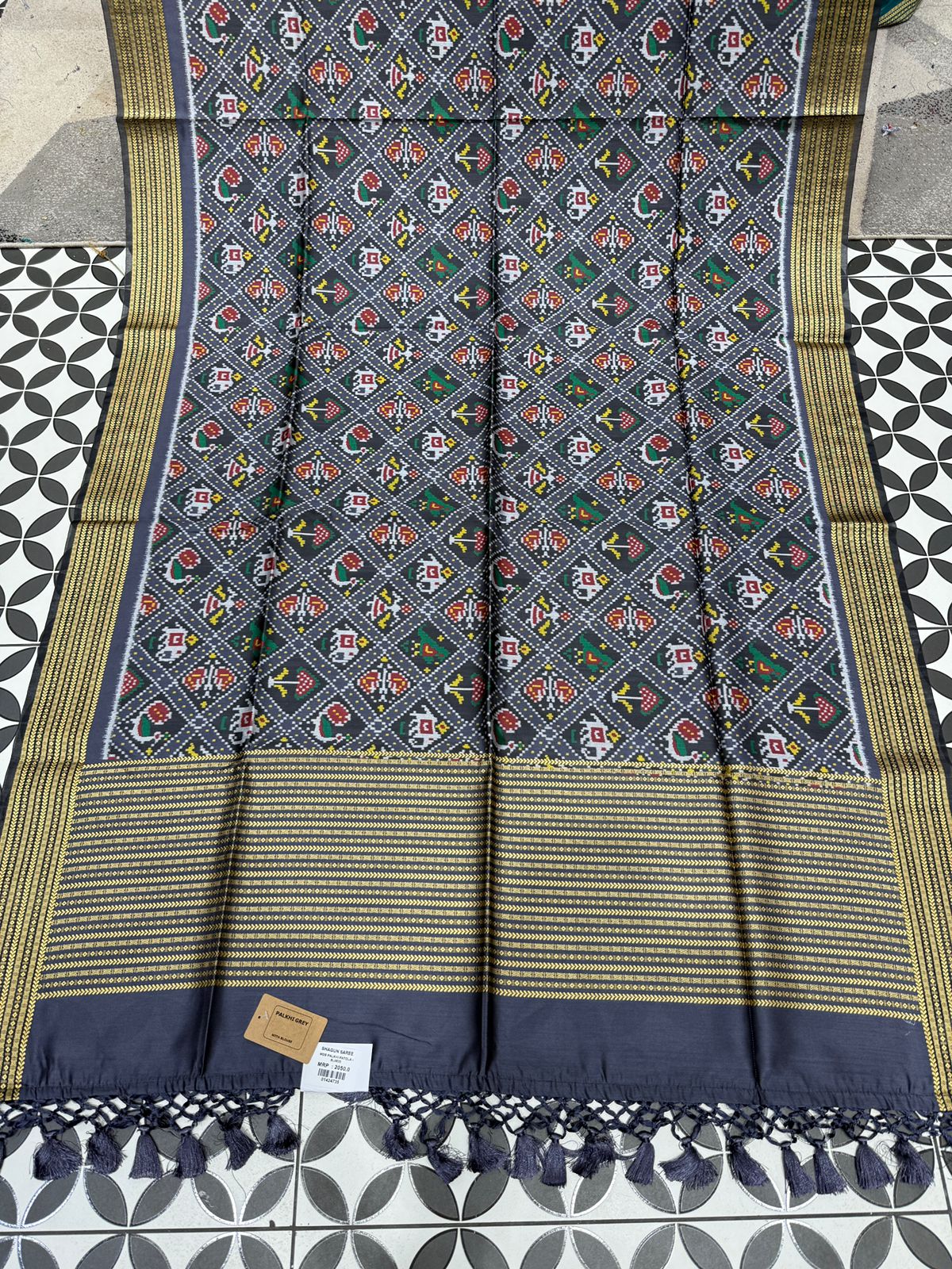 Traditional Patola Silk Saree with Golden Zari – Handwoven Double Ikat