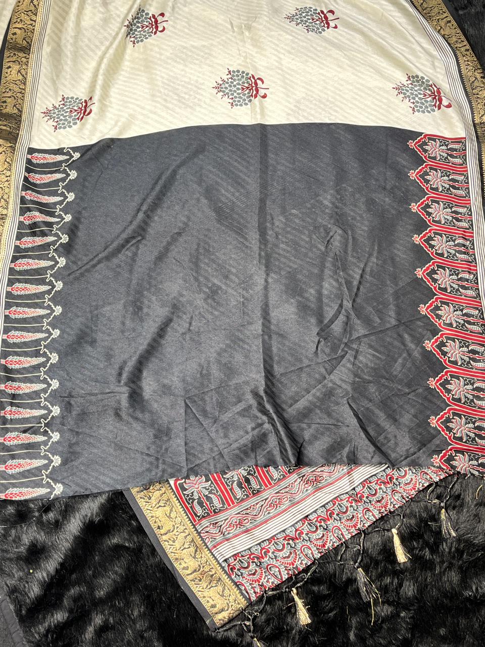 Off White Linen Silk Saree with Contrast Pallu & Zari Border | Shagun Sarees