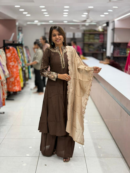 SHAGUN FASHION Embroidered Kurta Set with Scalloped Beige Dupatta