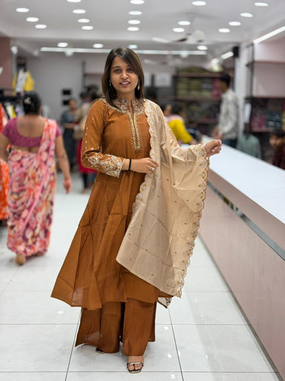 SHAGUN FASHION Embroidered Kurta Set with Scalloped Beige Dupatta