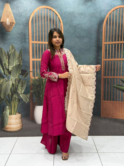SHAGUN FASHION Embroidered Kurta Set with Scalloped Beige Dupatta