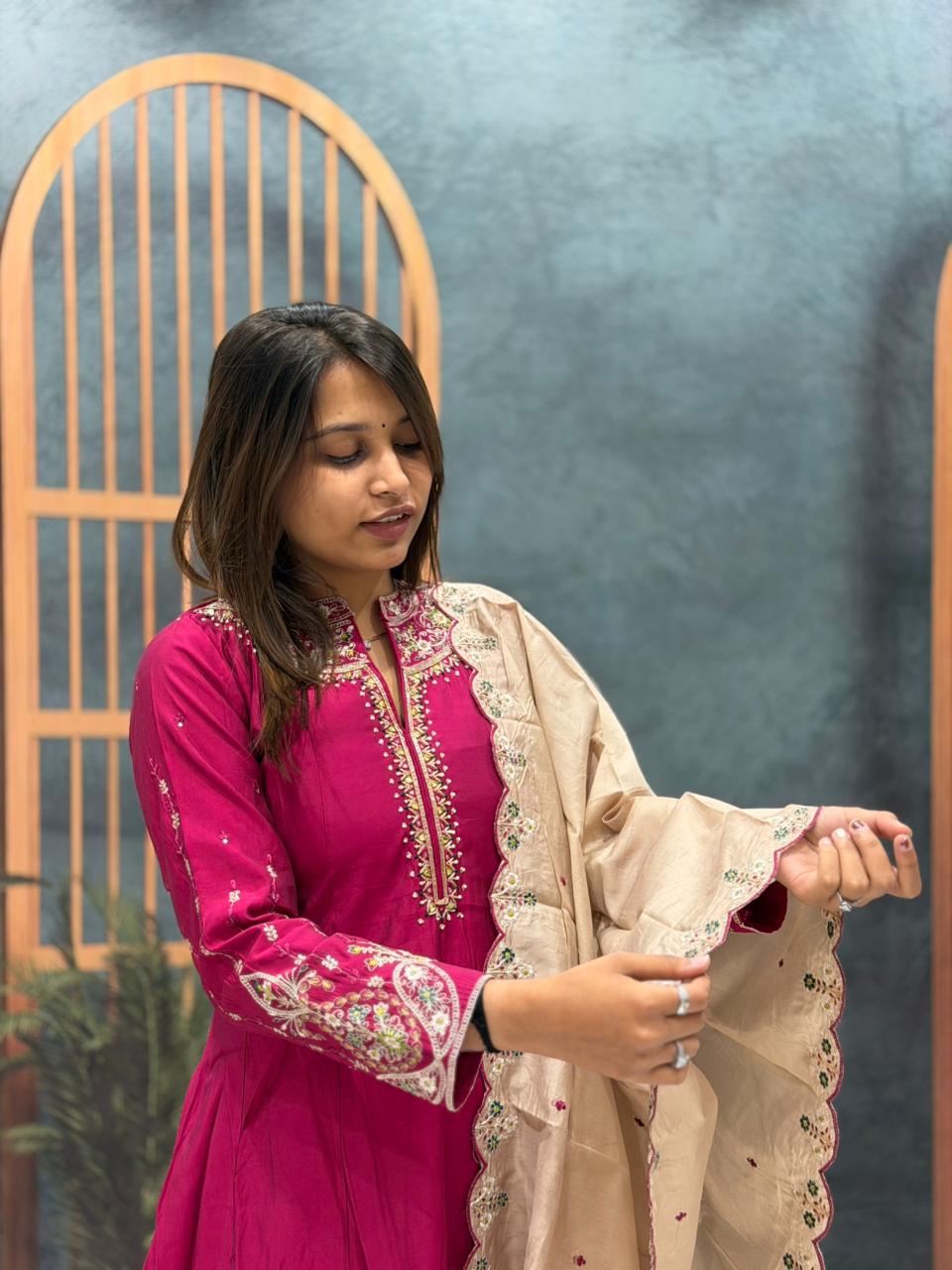 SHAGUN FASHION Embroidered Kurta Set with Scalloped Beige Dupatta