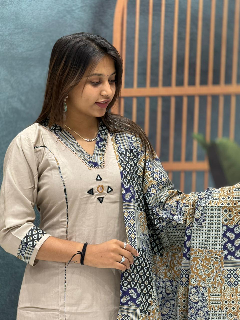 Elegant Straight Kurta Set with Printed Dupatta – Classy Daily Wear by SHAGUN FASHION