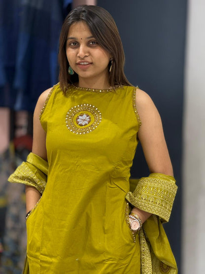 Sleeveless Kurta Pant Set With Designer Dupatta