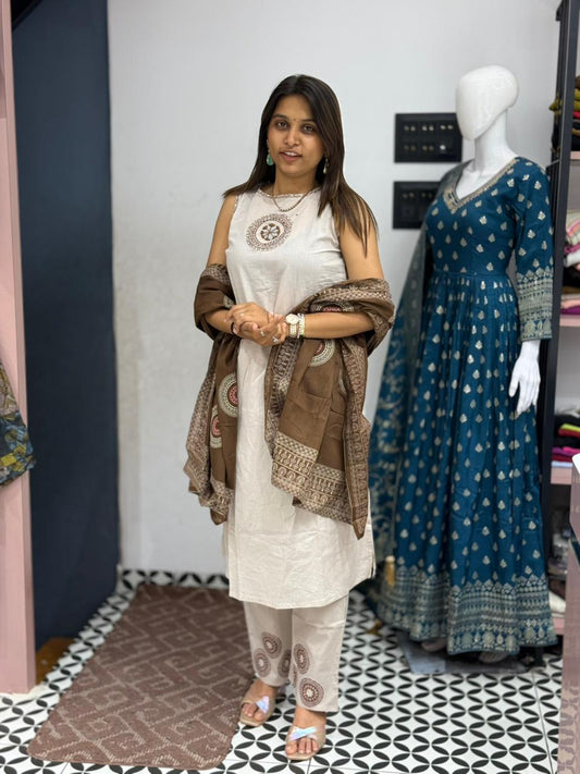 Sleeveless Kurta Pant Set With Designer Dupatta
