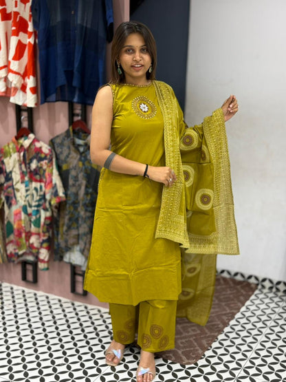 Sleeveless Kurta Pant Set With Designer Dupatta