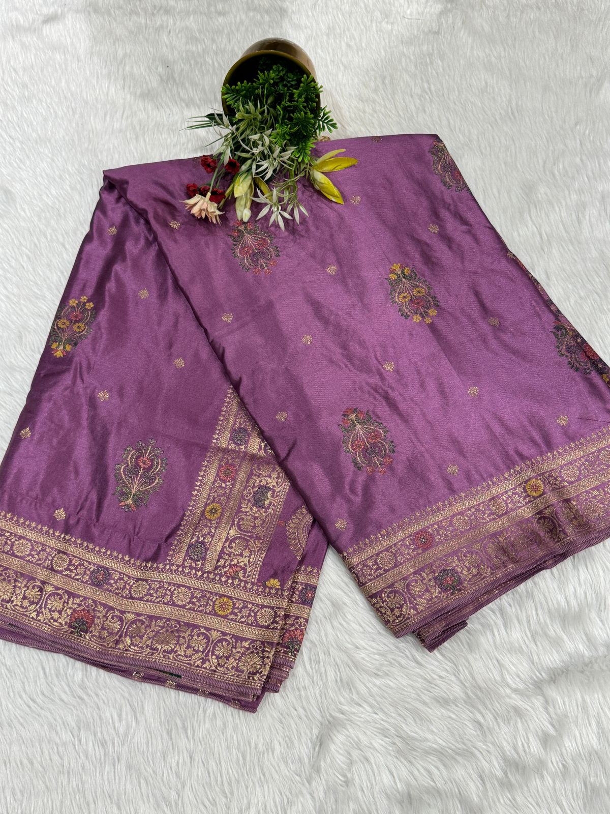 👑 Classic Silk Saree with Designer Pallu ✨ | Embroidered Border & Latkan Detailing 💫 | Timeless Elegance