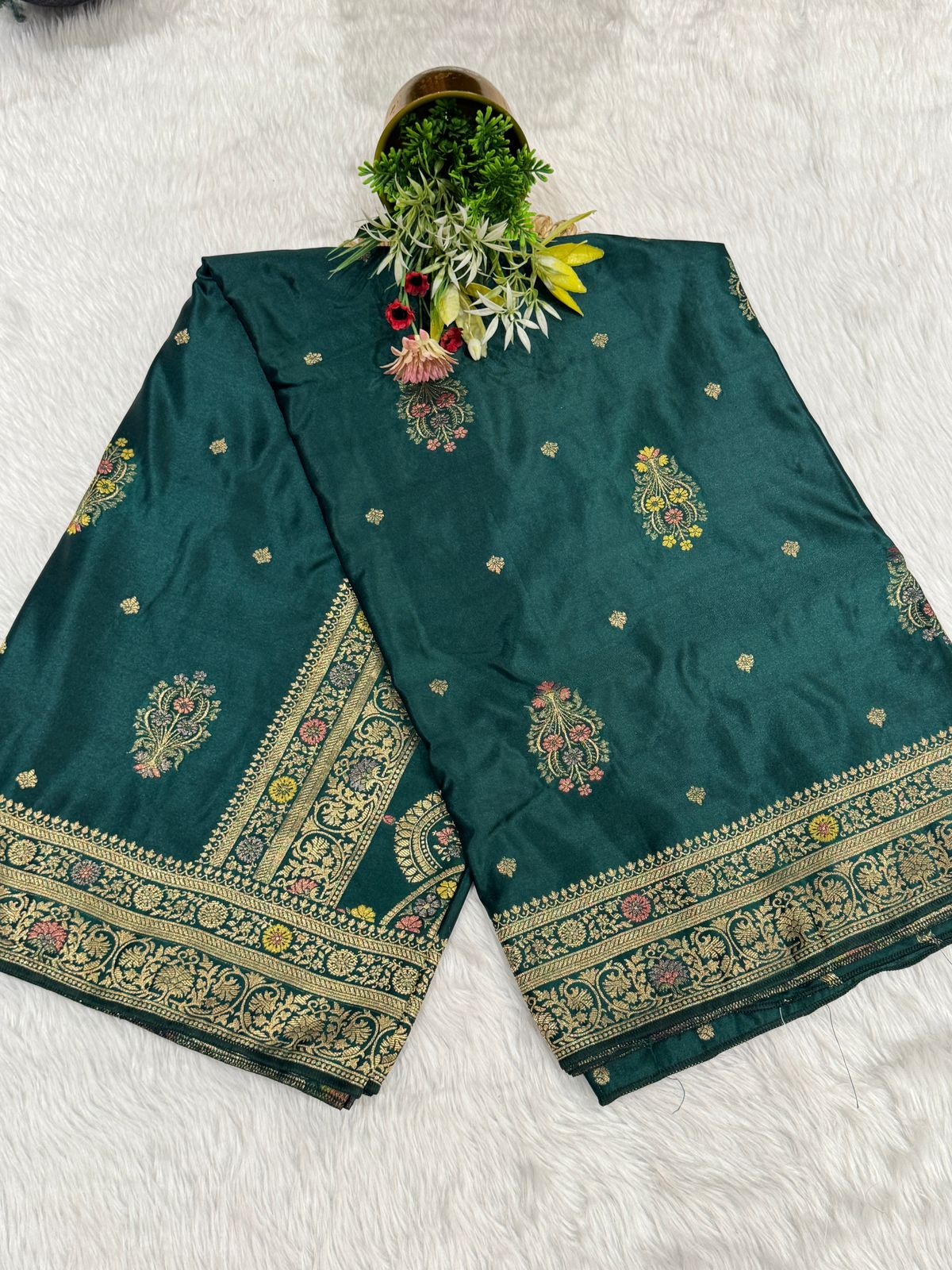 👑 Classic Silk Saree with Designer Pallu ✨ | Embroidered Border & Latkan Detailing 💫 | Timeless Elegance