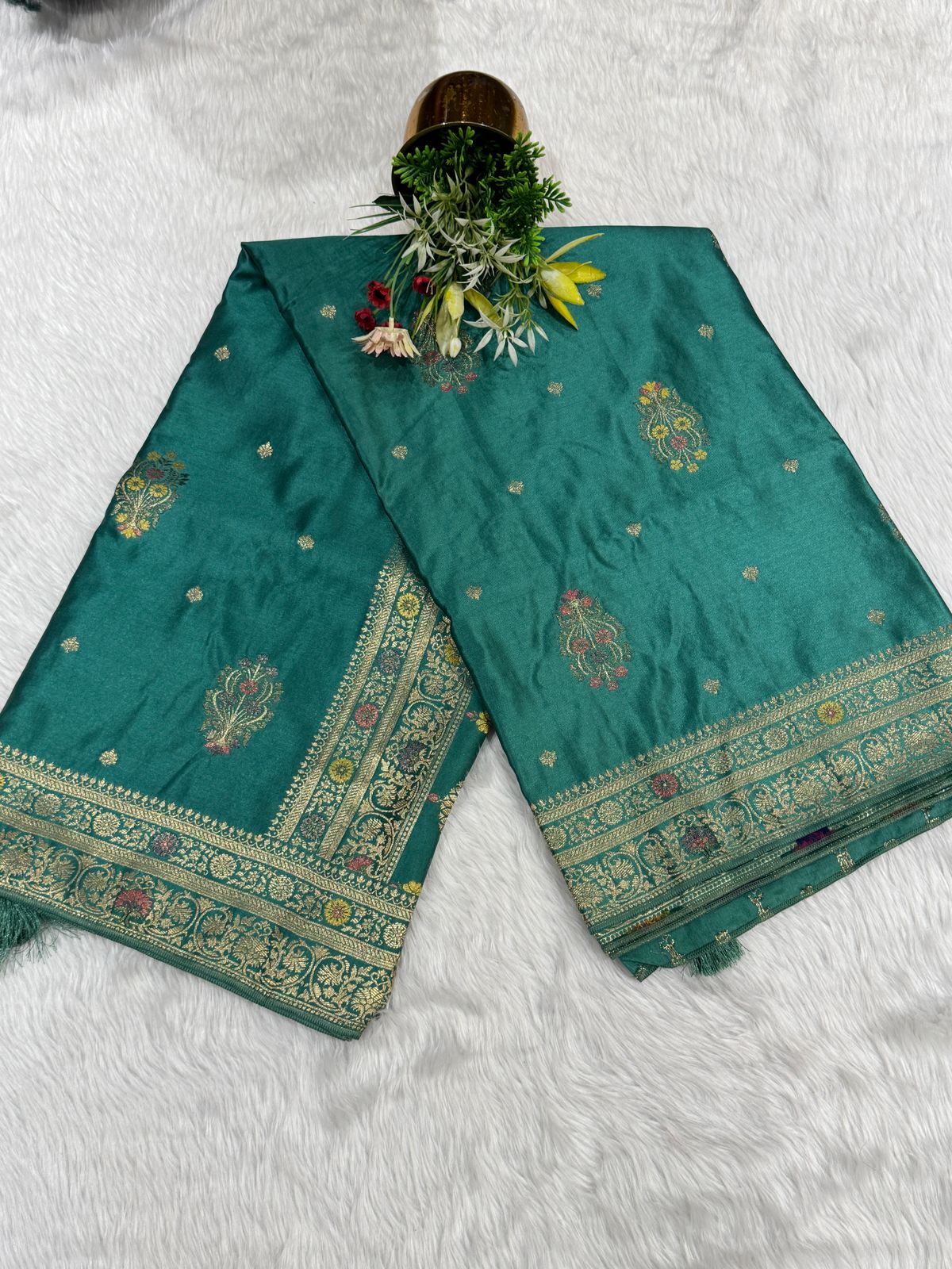 👑 Classic Silk Saree with Designer Pallu ✨ | Embroidered Border & Latkan Detailing 💫 | Timeless Elegance