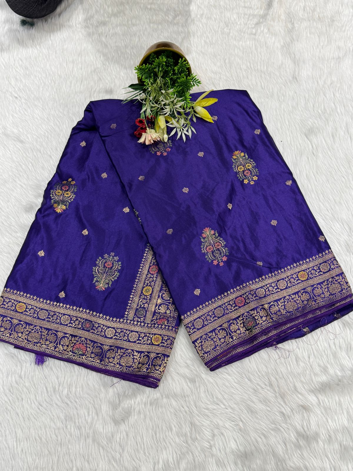 👑 Classic Silk Saree with Designer Pallu ✨ | Embroidered Border & Latkan Detailing 💫 | Timeless Elegance