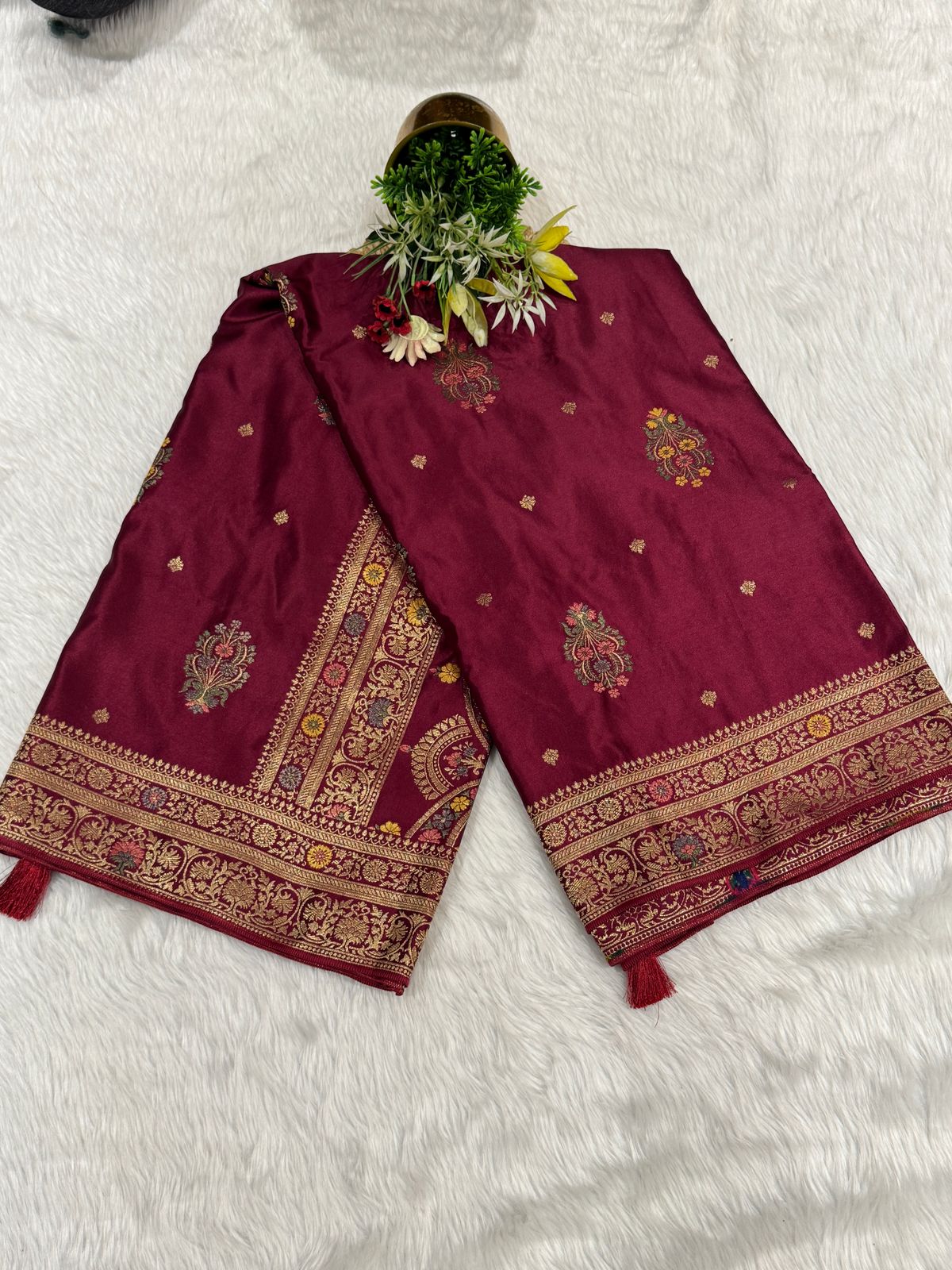 👑 Classic Silk Saree with Designer Pallu ✨ | Embroidered Border & Latkan Detailing 💫 | Timeless Elegance