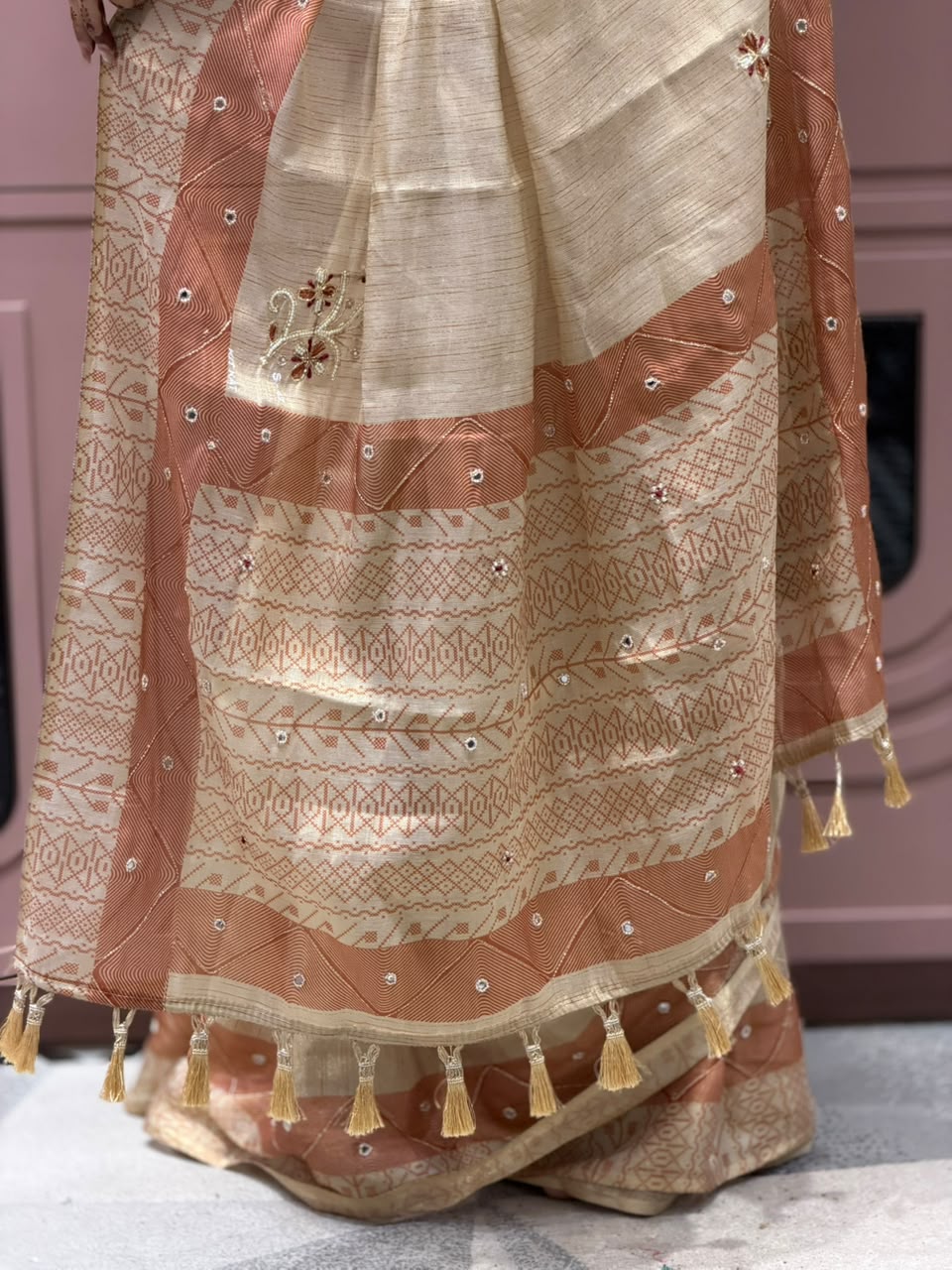 SHAGUN FASHION Premium Linen Cotton Saree with Traditional Geometric Motif Border, Mirror Work & Tassel Pallu