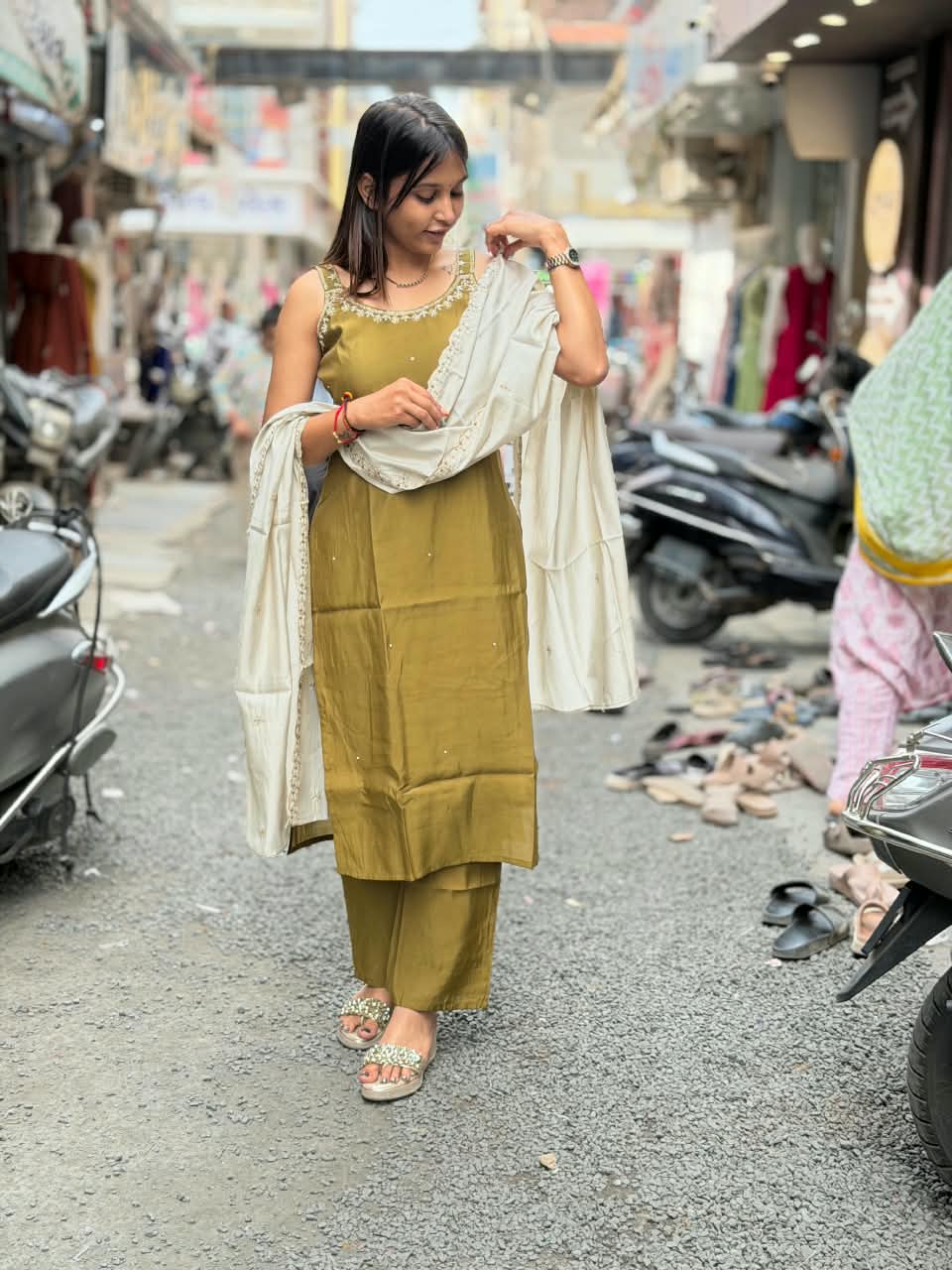 SHAGUN FASHION Exclusive Sleeveless Handwork Kurti Pant Set with Cutwork Embroidered Dupatta